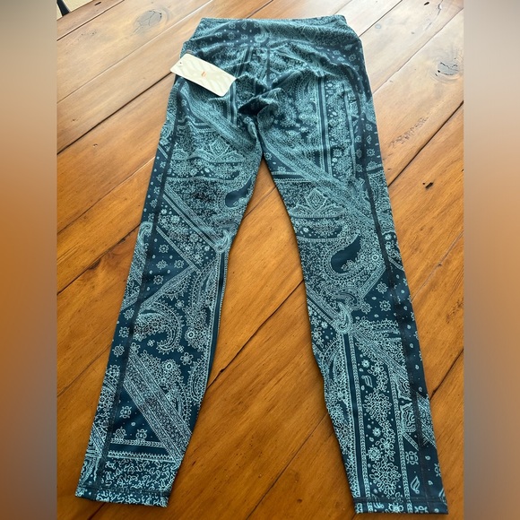 Fabletics high waisted leggings with slimming power mesh lining - Picture 2 of 4